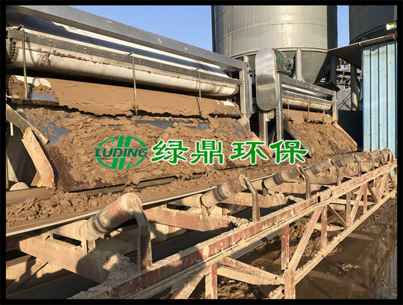 帶式壓濾機中間壓慮泥干而兩邊泥稀怎么回事? 帶式壓濾機中間壓慮泥干而兩邊泥稀怎么回事?