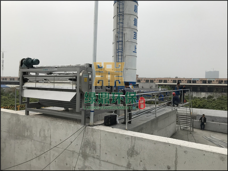 帶式壓濾機發(fā)往鉆井廢棄泥漿硏屑處理工程 4